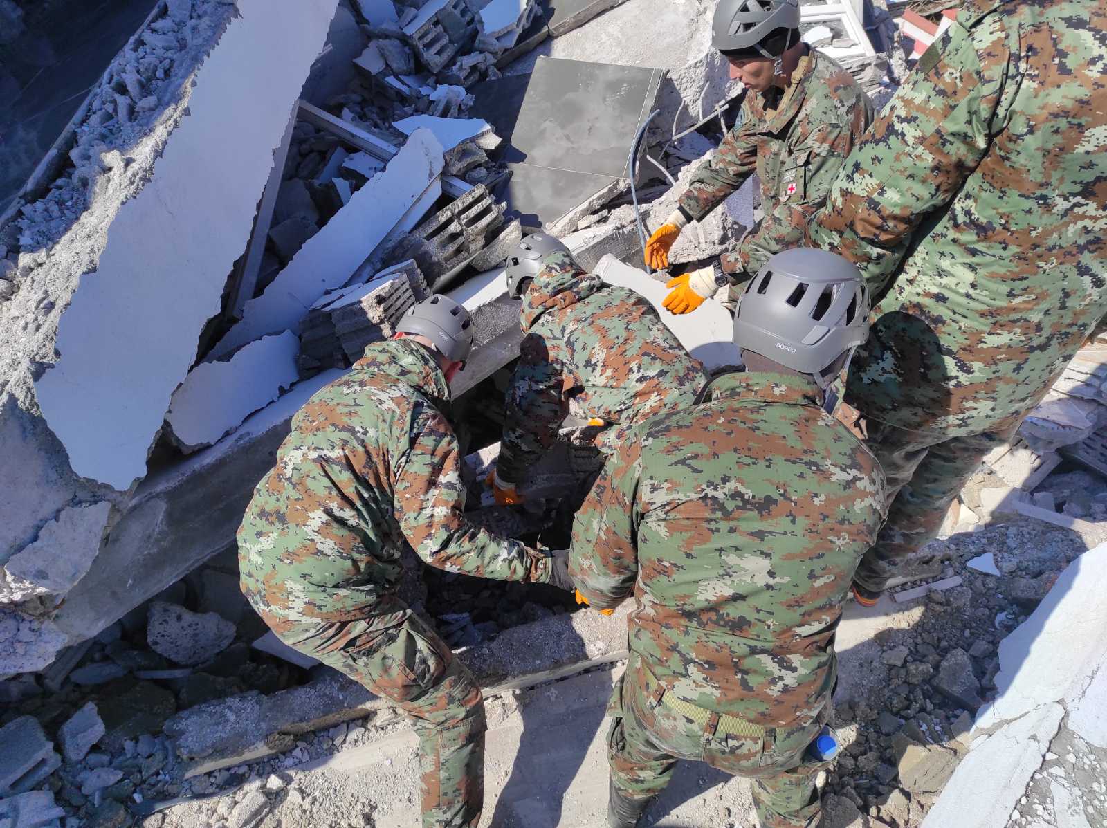 Македонските војници со кучиња почнаа потрага низ урнатините во Турција